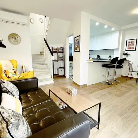Charming House In Old Town • Angie's Nest ホームステイ エステポナ